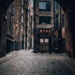 Foto van een straat in Engeland met een donkere steeg.