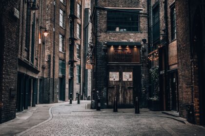 Foto van een straat in Engeland met een donkere steeg.