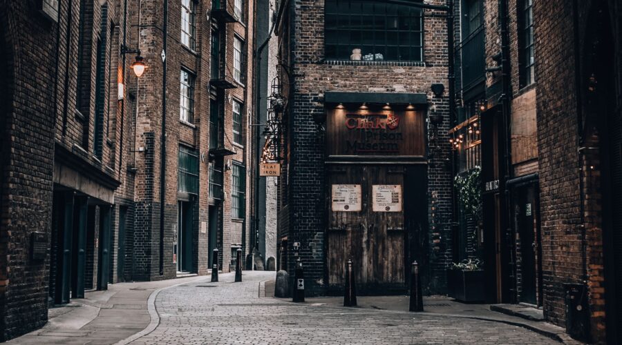 Foto van een straat in Engeland met een donkere steeg.